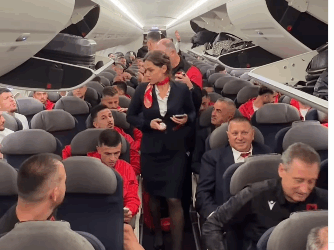 Video/Kënga e Adem Jasharit në avionin e fitores nga Serbia