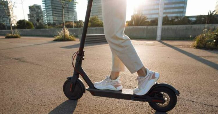 Monopatinat elektrike ndalohen nga e hëna e 13 Tetorit