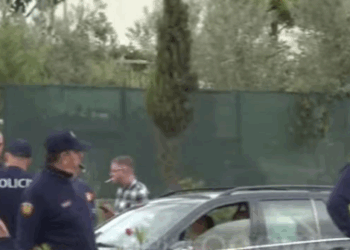 I armatosur në makinë, përplasi 7 automjete në tentativë për t’i ikur “Shqiponjave”