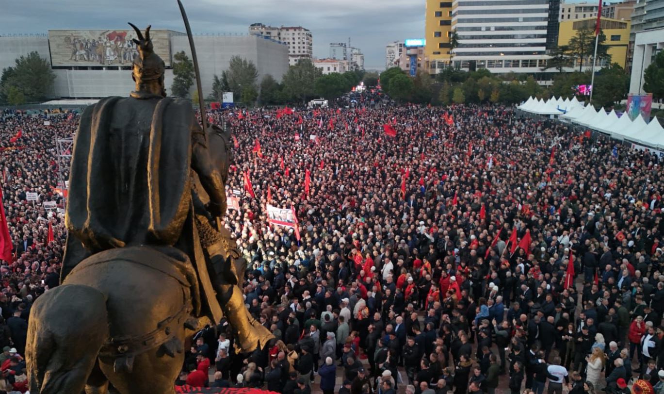 UÇK bashkon shqiptarët në Tiranë  reagon kryeministri Rama  Liria ka emër