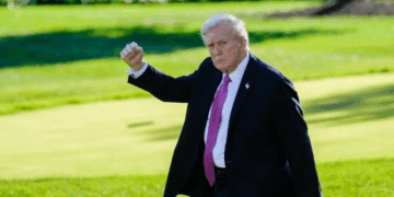 Trump vizitë treditore në Japoni, testi i parë diplomatik për kryeministren e re