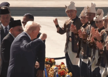 VIDEO/ Trump nis turin në Azi, kërcen në tapetin e kuq në Malajzi