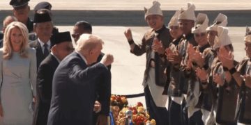 VIDEO/ Trump nis turin në Azi, kërcen në tapetin e kuq në Malajzi
