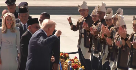 VIDEO/ Trump nis turin në Azi, kërcen në tapetin e kuq në Malajzi