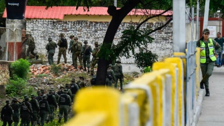 Venezuela dislokon mijëra trupa afër kufirit kolumbian