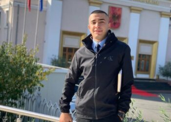 Hiqej si drejtor policie, si u zbulua 20-vjeçari që u jepte urdhra edhe policëve