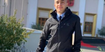 Hiqej si drejtor policie, si u zbulua 20-vjeçari që u jepte urdhra edhe policëve