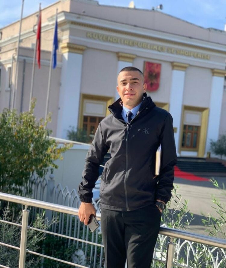 Hiqej si drejtor policie, si u zbulua 20-vjeçari që u jepte urdhra edhe policëve