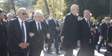 Lamtumira e Fatos Nanos bashkoi Ramën me Kurtin, Ahmeti në krah të Ruçit