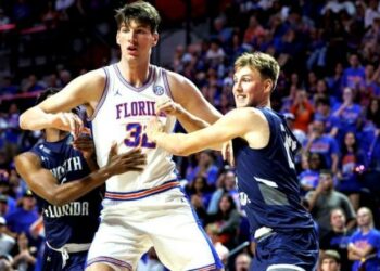 Basketbollisti që vendosi rekord/ Gjatë 2.36 metër, vesh këpucë me numrin 55