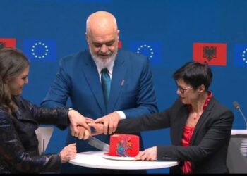 Hapen të gjithë kapitujt me BE, Rama dhe Kos presin tortën me flamurin e Shqipërisë