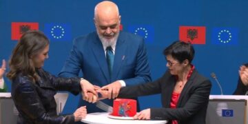 Hapen të gjithë kapitujt me BE, Rama dhe Kos presin tortën me flamurin e Shqipërisë