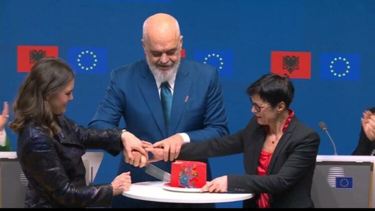 Hapen të gjithë kapitujt me BE, Rama dhe Kos presin tortën me flamurin e Shqipërisë