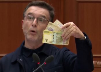 Braçe shpjegon me kartëmonedha bonusin e përmuajshëm për pensionistët