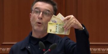 Braçe shpjegon me kartëmonedha bonusin e përmuajshëm për pensionistët