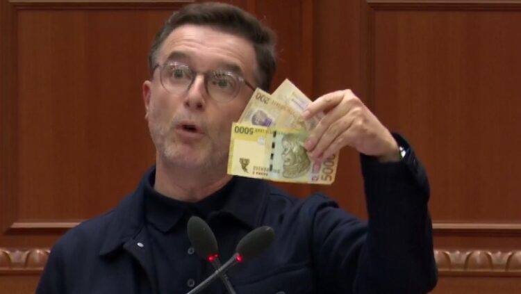 Braçe shpjegon me kartëmonedha bonusin e përmuajshëm për pensionistët