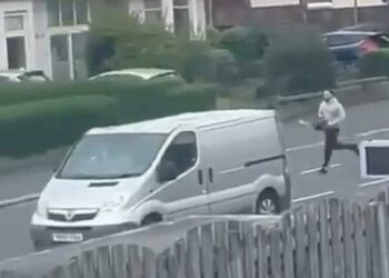 Ndoqi me sharrë elektrike oficerin në Britani, arrestohet 32-vjeçari shqiptar