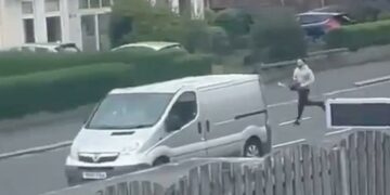 Ndoqi me sharrë elektrike oficerin në Britani, arrestohet 32-vjeçari shqiptar