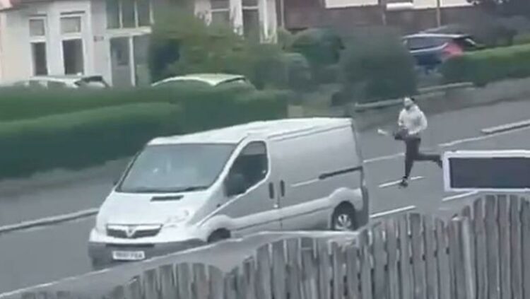 Ndoqi me sharrë elektrike oficerin në Britani, arrestohet 32-vjeçari shqiptar
