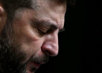 Vilat dhe tualetet e veshura me ar, skandali i korrupsionit që po trondit Zelenskyn