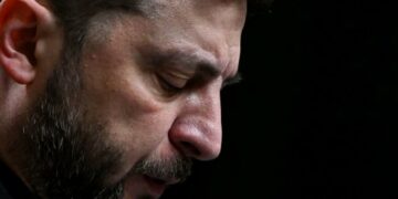 Vilat dhe tualetet e veshura me ar, skandali i korrupsionit që po trondit Zelenskyn