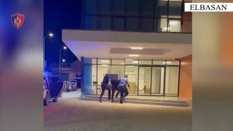 Vodhi sende me vlerë në një banesë dhe i fshehu në lokalin e tij, pranga 31-vjeçarit