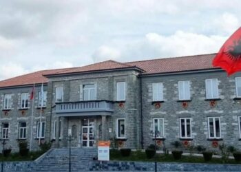 Ndotet uji i pijshëm, bashkia e Kolonjës: Mos e përdorni për konsum