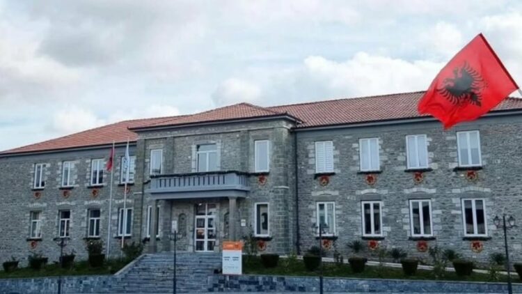 Ndotet uji i pijshëm, bashkia e Kolonjës: Mos e përdorni për konsum