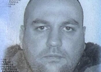 Ky është punonjësi i AMP-së i cili shoqëronte Gimando Danin në Rinas