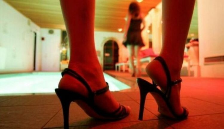 Shfrytëzonte 2 kineze për prostitucion në Tiranë, në pranga 47-vjeçarja