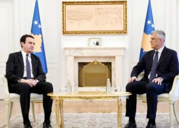 Kurti mbështet Thaçin: S’ka arsye ligjore përse krerët e UÇK-së të mbeten në Hagë