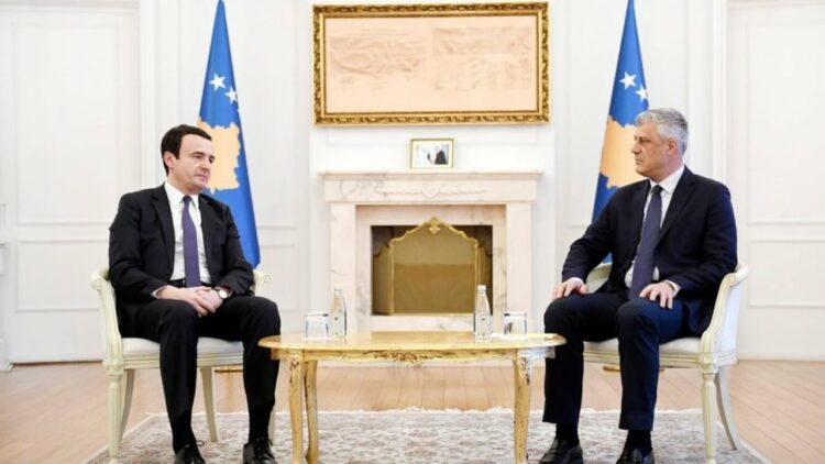 Kurti mbështet Thaçin: S’ka arsye ligjore përse krerët e UÇK-së të mbeten në Hagë