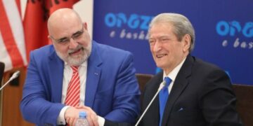 Zbulohen pagesat/ Sa para pagoi PD për Chris LaCivita