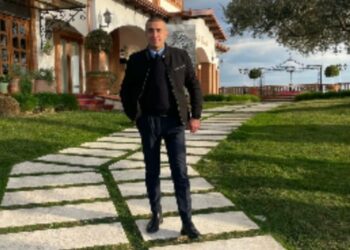 Hiqej si drejtori policie, si u zbulua 20-vjeçari që u jepte urdhra edhe policëve