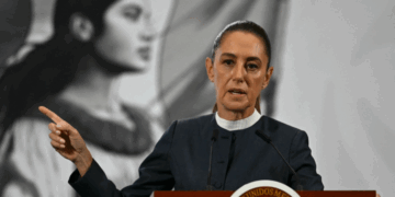 Peruja shpall “non grata” Presidenten e Meksikës