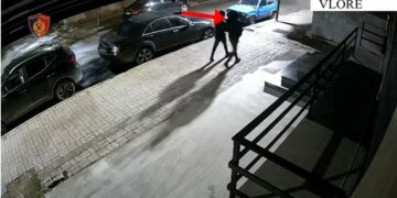 Dogjën qëllimisht dy makina, policia e Vlorës ndjek kamerat dhe zbulon autorët