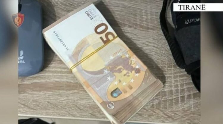 Morën peng biznesmenin për 5 mijë euro, arrestohen dy vajza