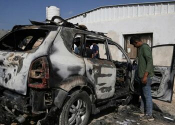 Kolonët izraelitë djegin xhaminë në Cisjordani