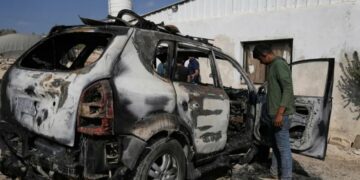 Kolonët izraelitë djegin xhaminë në Cisjordani