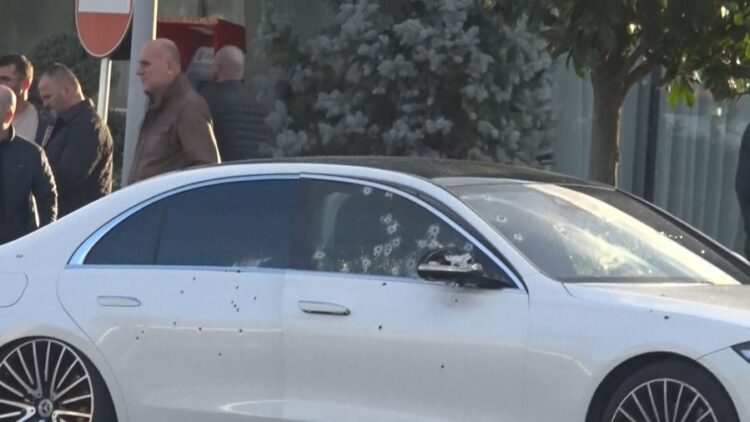 Atentati në Rinas, autorët dyshohet se përdorën disa automjete në vendngjarje