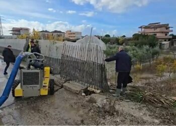Novosela nën ujë, ushtria nis largimin e ujit dhe evakuimin e banorëve
