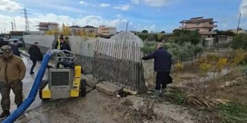 Novosela nën ujë, ushtria nis largimin e ujit dhe evakuimin e banorëve