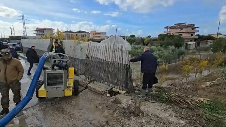Novosela nën ujë, ushtria nis largimin e ujit dhe evakuimin e banorëve