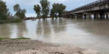 Vjosa vijon të mbetet në kuotë maksimale, përmbyten 10 banesa