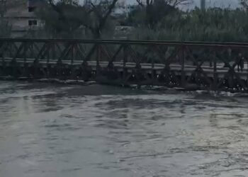 21 banesa nën ujë në Fier, banorët në alarm nga dalja e shtratit të lumit Vjosë