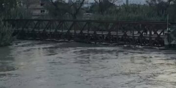 21 banesa nën ujë në Fier, banorët në alarm nga dalja e shtratit të lumit Vjosë