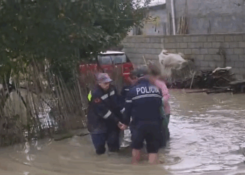 Moti/ Evakuohen disa qytetarë në Berat, në Devoll vijojnë kërkimet për 75-vjeçaren