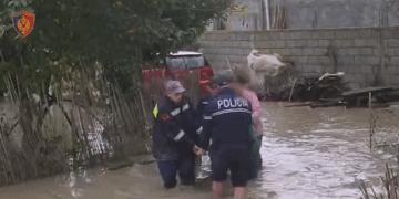 Moti/ Evakuohen disa qytetarë në Berat, në Devoll vijojnë kërkimet për 75-vjeçaren