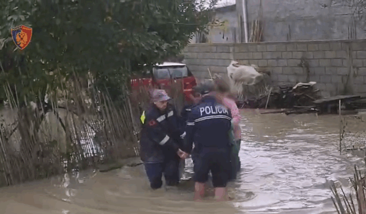 Moti/ Evakuohen disa qytetarë në Berat, në Devoll vijojnë kërkimet për 75-vjeçaren