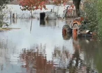Përmbyten disa qarqe, reshjet i marrin jetën një personi në Korçë